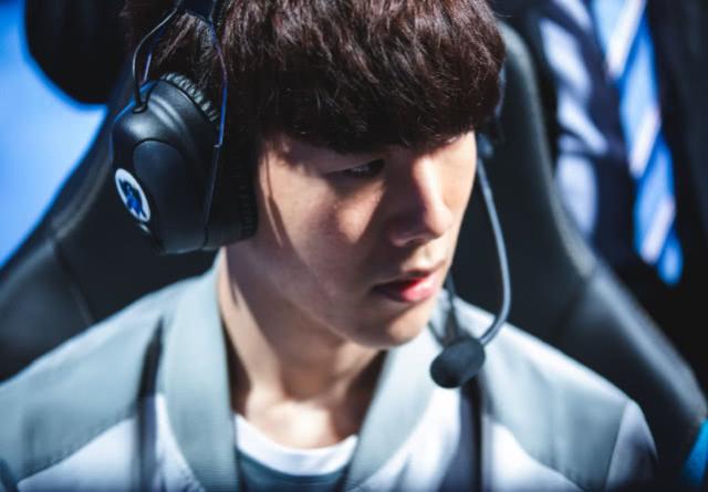 T1打野Oner姐姐晒照：艺术展上妈妈帮我拍的照片